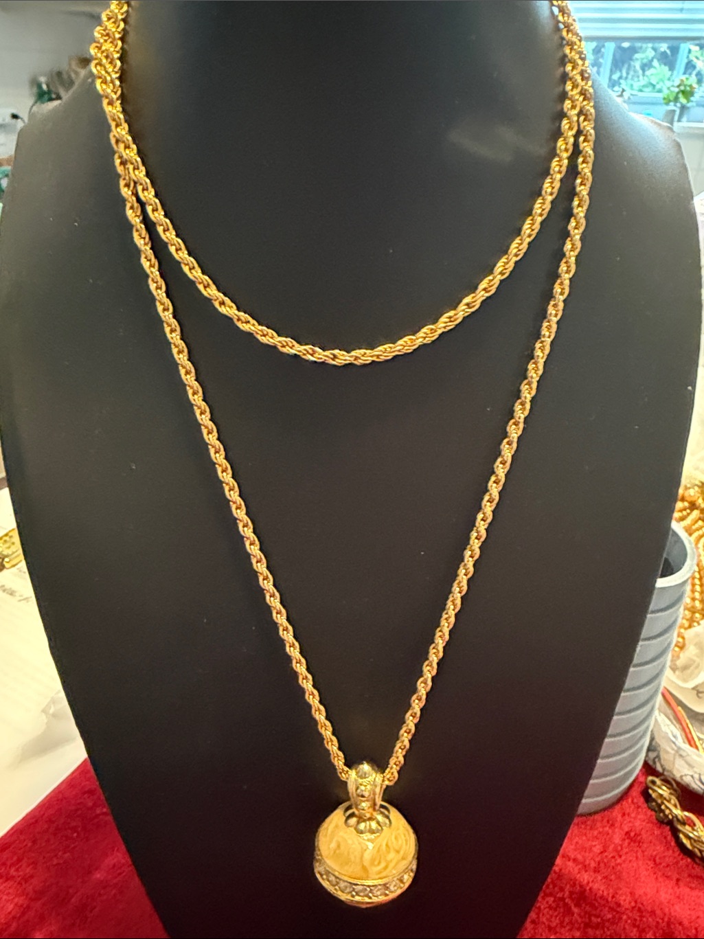 Like New Vintage 30âGold-Tone Rope Chain Enamel Pendant Necklace - Unsigned